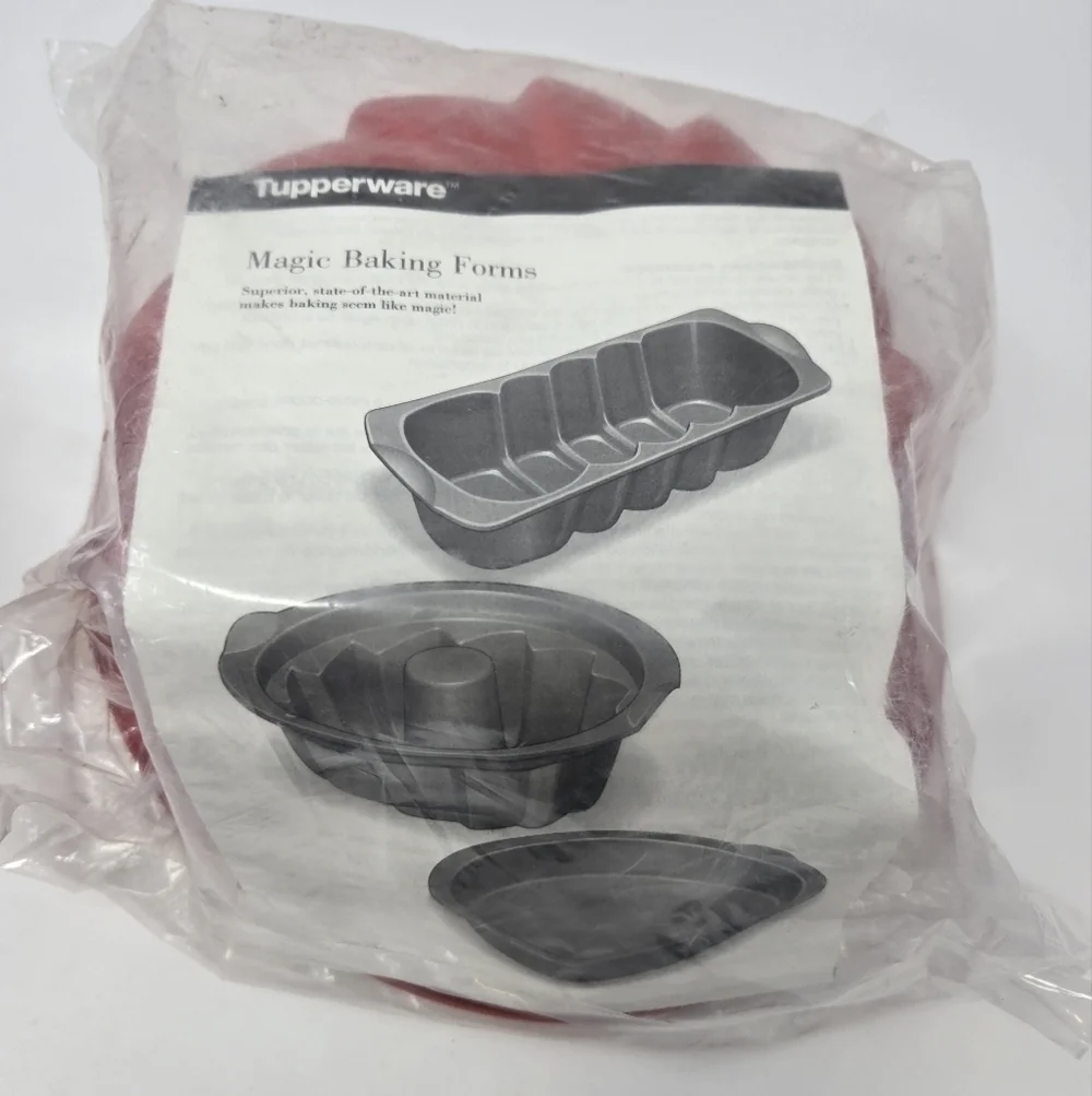 NOS TUPPERWARE MAGIC BAKEWARE SILICONE BAKING SET ROUND HEART BUNDT PAN SET OF 3